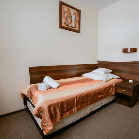 Hotel Domino Niemodlin ภายนอก รูปภาพ