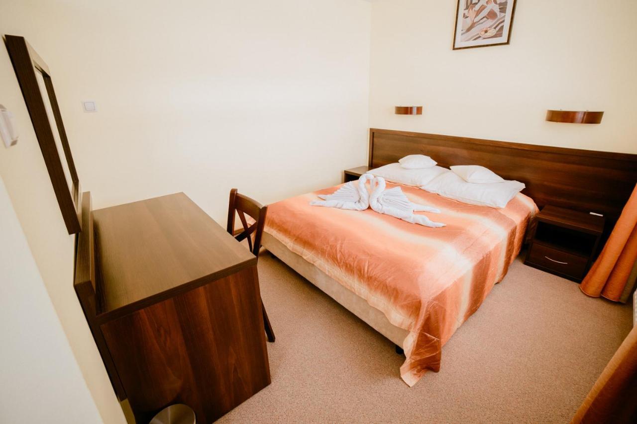 Hotel Domino Niemodlin ภายนอก รูปภาพ