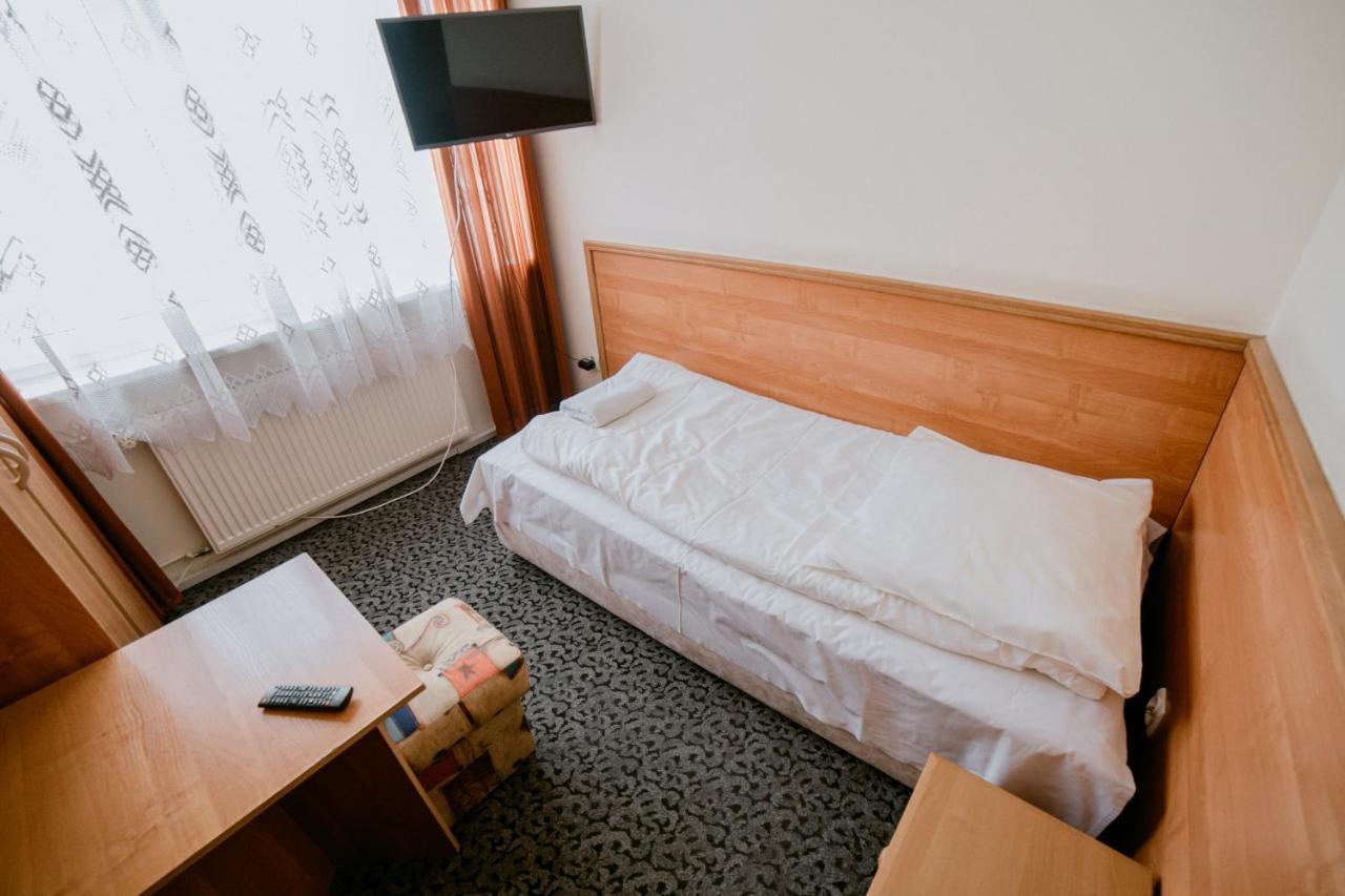 Hotel Domino Niemodlin ภายนอก รูปภาพ