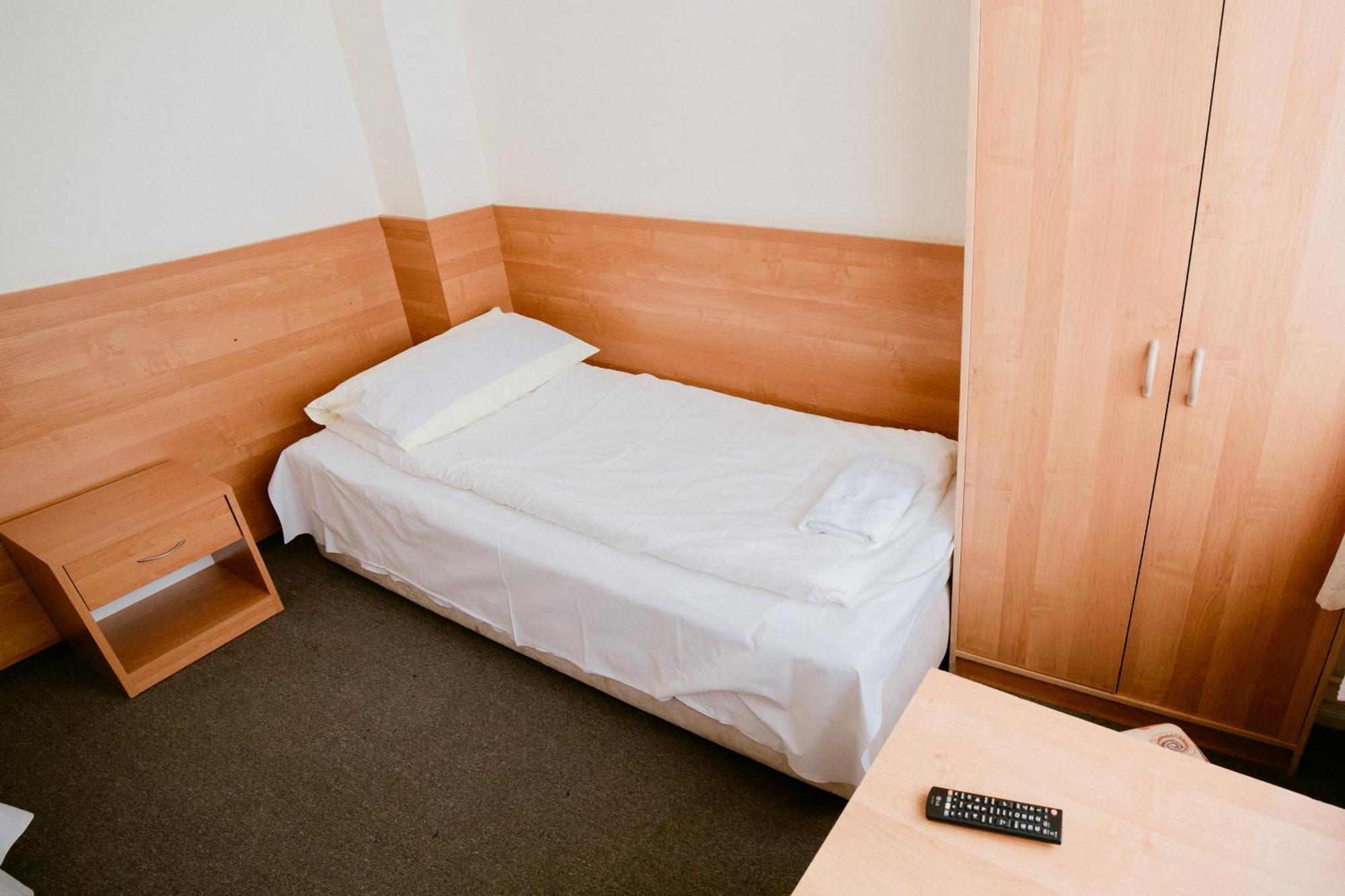 Hotel Domino Niemodlin ภายนอก รูปภาพ